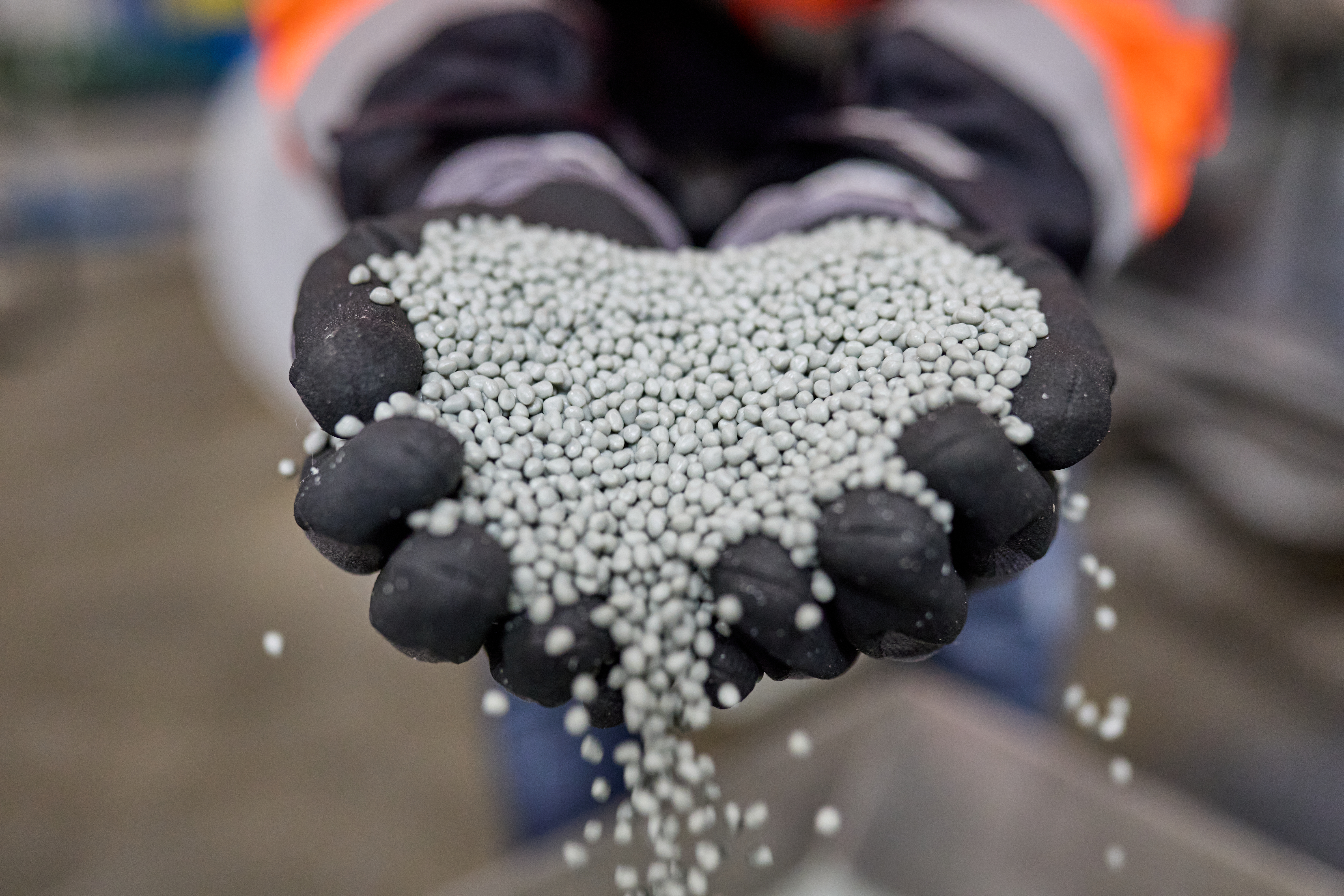 Cirrec_pellets_hands